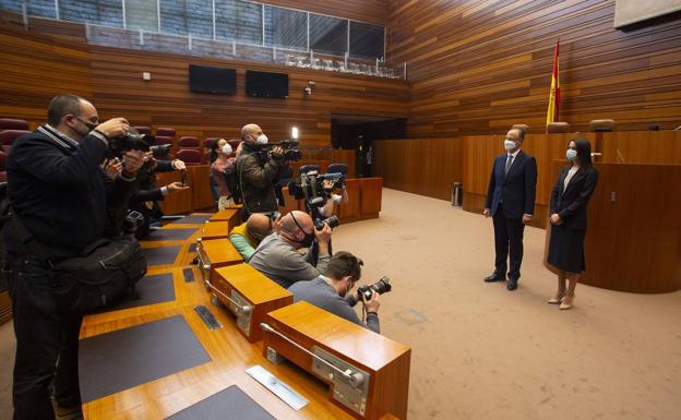 Luis Fuentes, presidente de las Cortes, e Inés Arrimadas posan en el hemiciclo de las Cortes. 