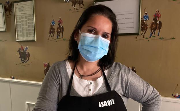 Isabel muestra el resultado de su receta.