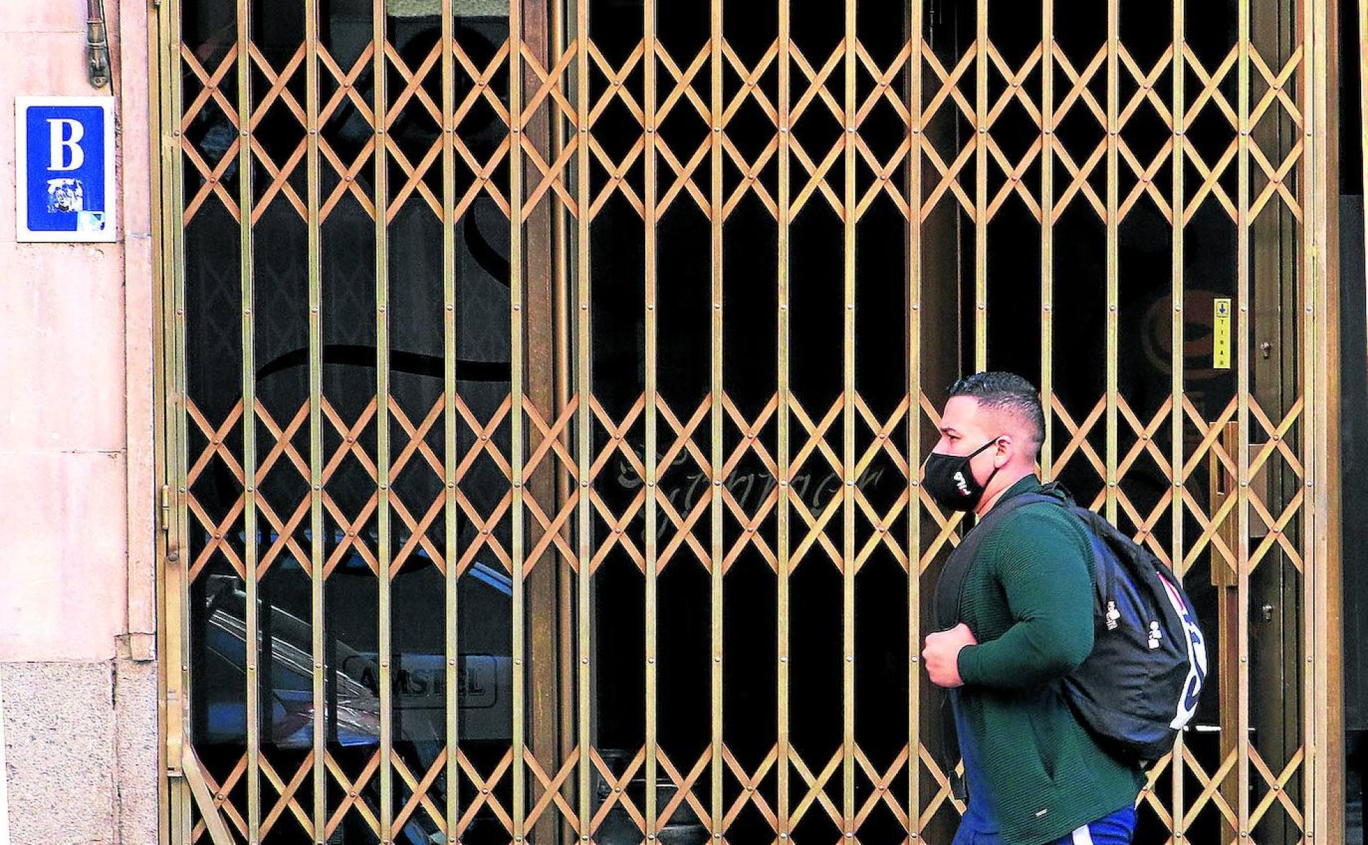 Un hombre pasa por delante de uno de los bares que han tenido que cerrar de nuevo en Segovia. 