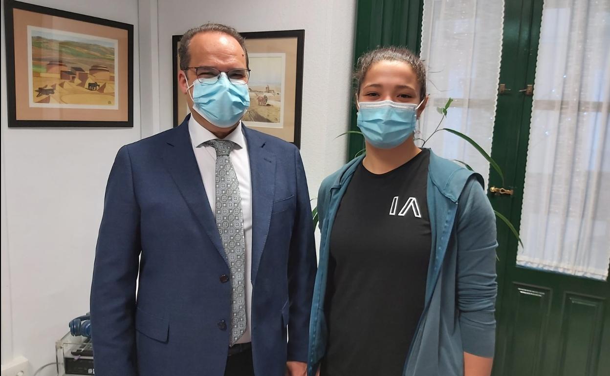 Rafaela Bergara, junto al presidente Cayetano Cifuentes. 