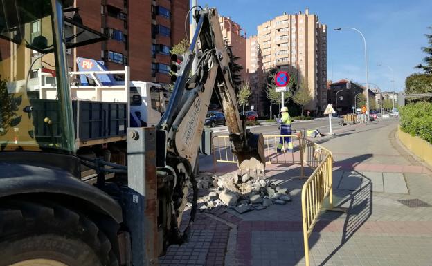 Imagen principal - Trabajos de reparación en la calle Hernando de Acuña y la parada del autobús suprimida.