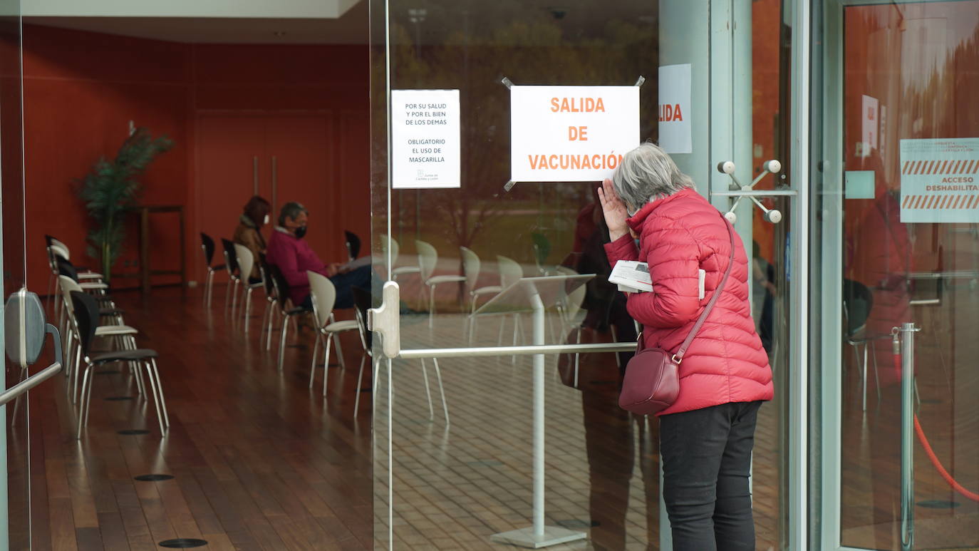 Una mujer observa el interior del Centro Cultural Miguel Delibes, donde ayer por la mañana se reanudó la vacunación. 