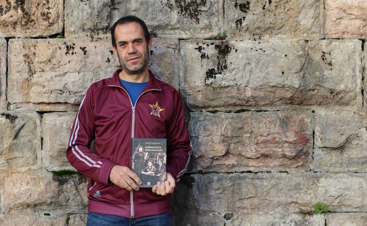 Abel Aparicio, con un ejemplar de su libro. 