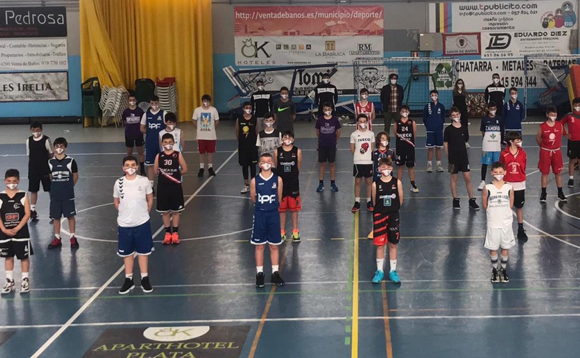 Integrantes de la selección de Castilla y León de minibasket en su concentración en Venta de Baños. 