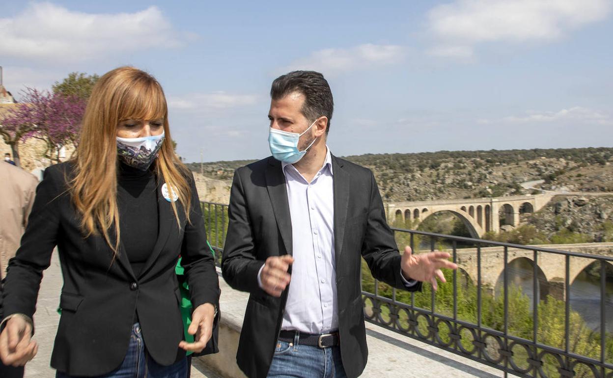 El secretario general del PSOECyL, Luis Tudanca, conversa con la alcaldesa de Ledesma, Patricia Martín, en su visita al municipio salmantino