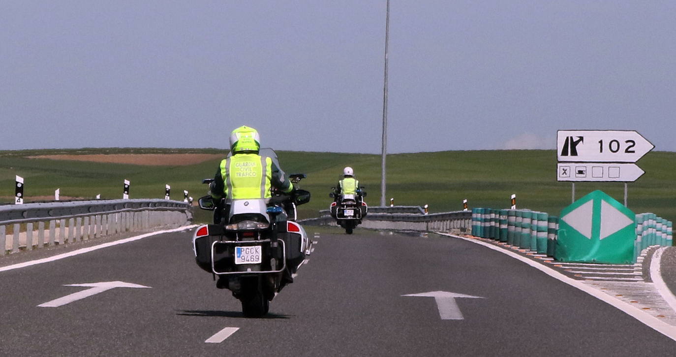 Dos guardias civiles circulan en moto por la autovía que une Segovia y Valladolid.