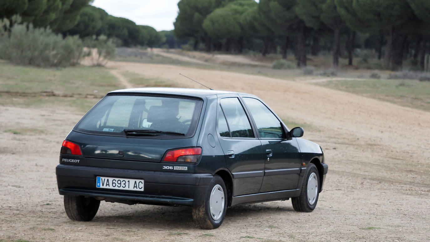 Los dos universitarios prueban el Peugeot 306 que les acompañará en su travesía por Europa del Este el próximo mes de agosto