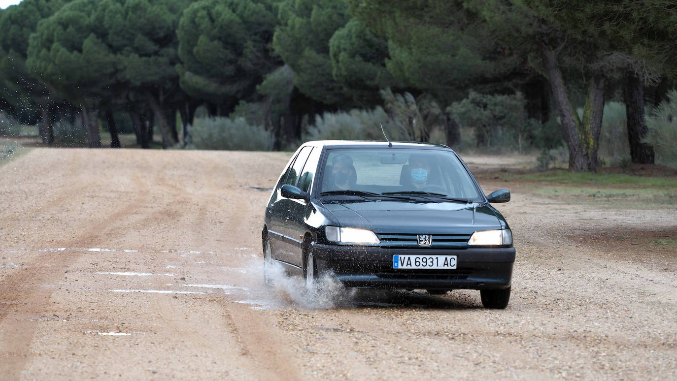Galería. La pareja de universitarios prueba su coche por los pinares vallisoletanos antes de prepararlo para su travesía por el viejo continente