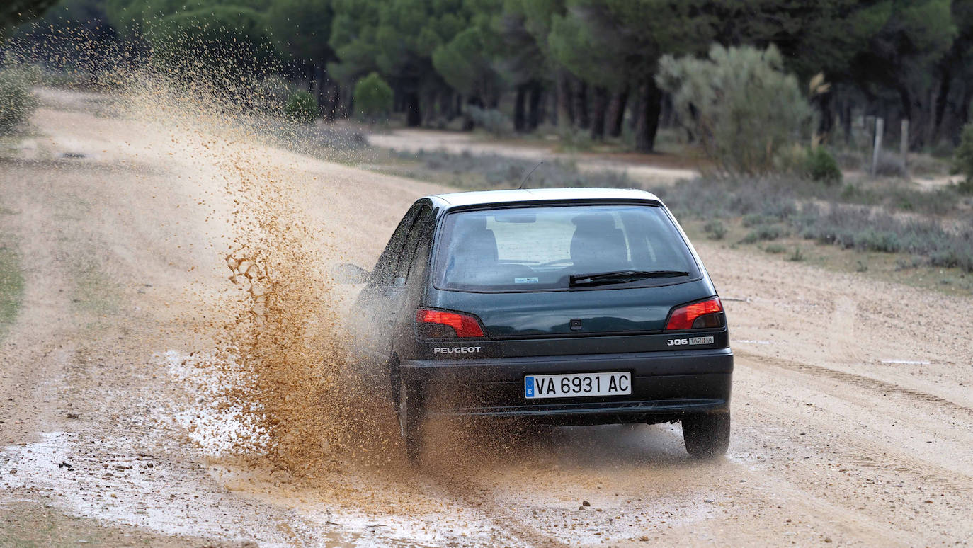 Los dos universitarios prueban el Peugeot 306 que les acompañará en su travesía por Europa del Este el próximo mes de agosto