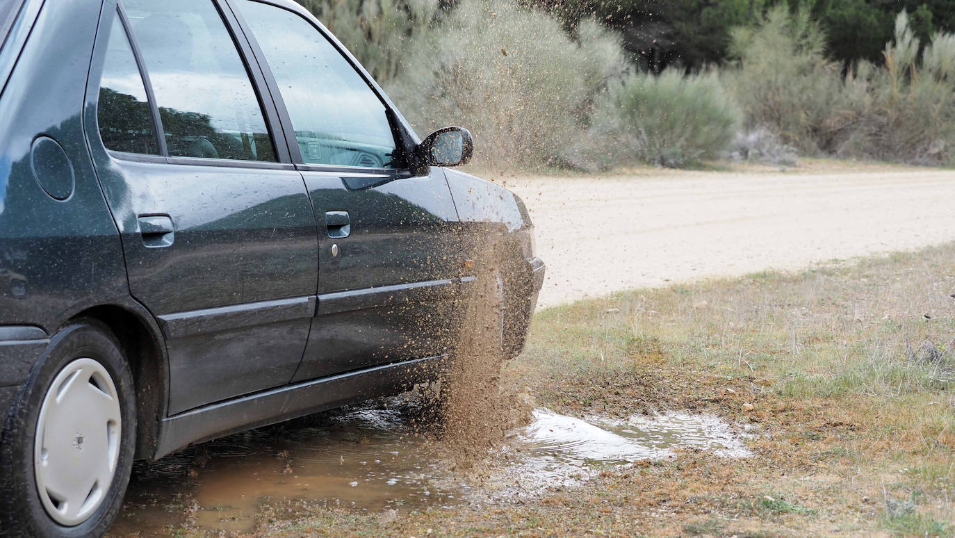 Los dos universitarios prueban el Peugeot 306 que les acompañará en su travesía por Europa del Este el próximo mes de agosto