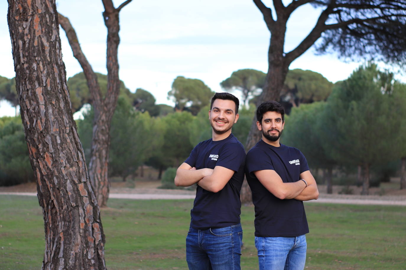 Los dos universitarios prueban el Peugeot 306 que les acompañará en su travesía por Europa del Este el próximo mes de agosto