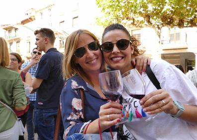 Imagen secundaria 1 - Arriba, bodega subterránea de Ribera del Duero. Abajo, I Gran Fiesta de la Vendimia de la Ribera del Duero, en 2017; y las lágrimas cayendo en una copa al agitar el vino. 