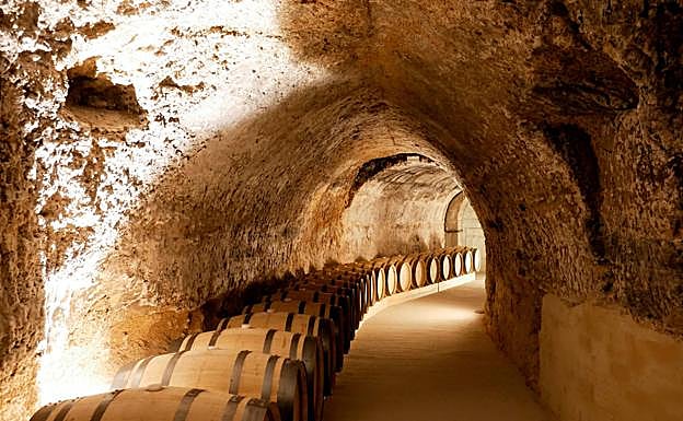 Imagen principal - Arriba, bodega subterránea de Ribera del Duero. Abajo, I Gran Fiesta de la Vendimia de la Ribera del Duero, en 2017; y las lágrimas cayendo en una copa al agitar el vino. 