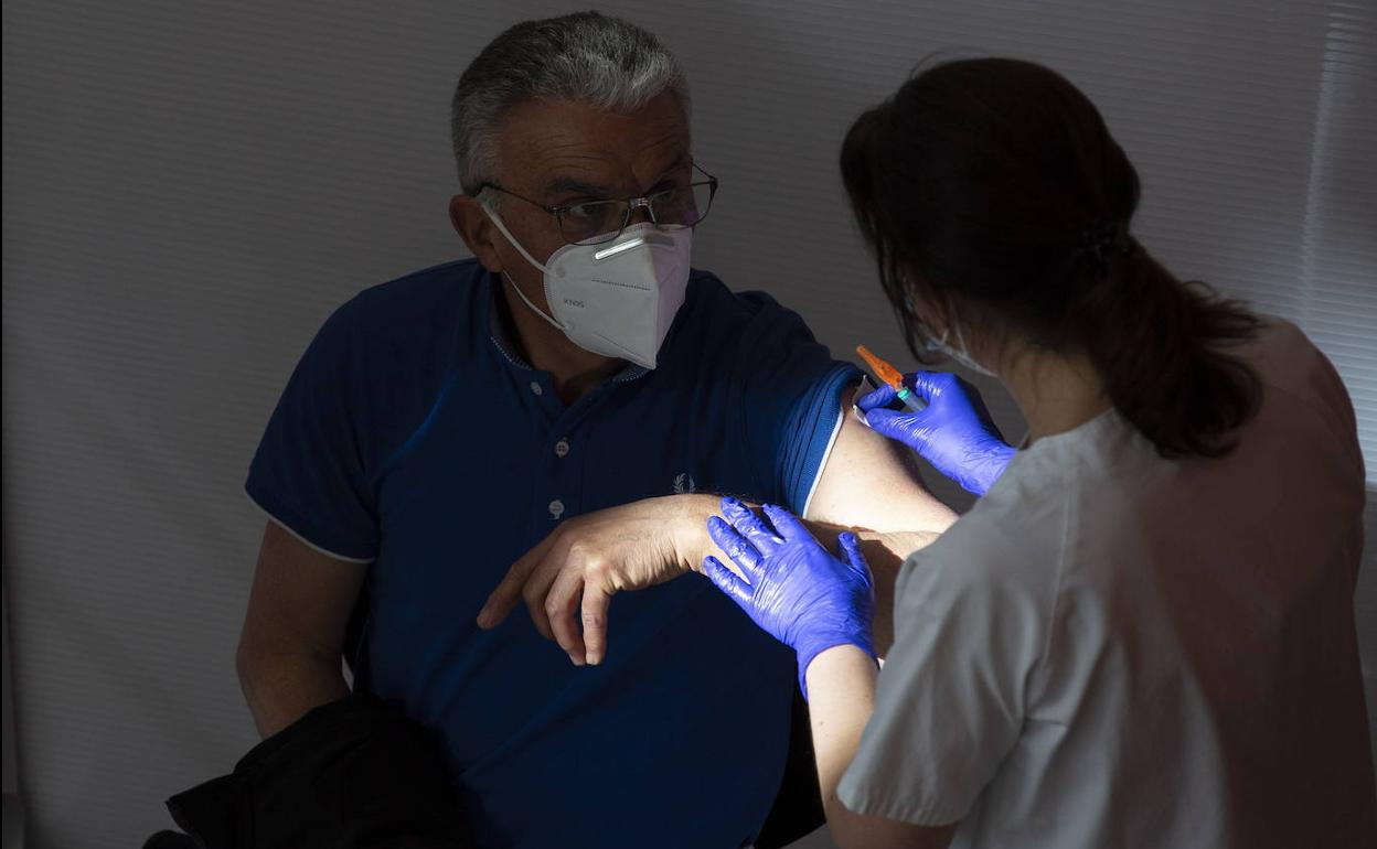 Un hombre recibe una dosis de vacuna contra el coronavirus en Valladolid.