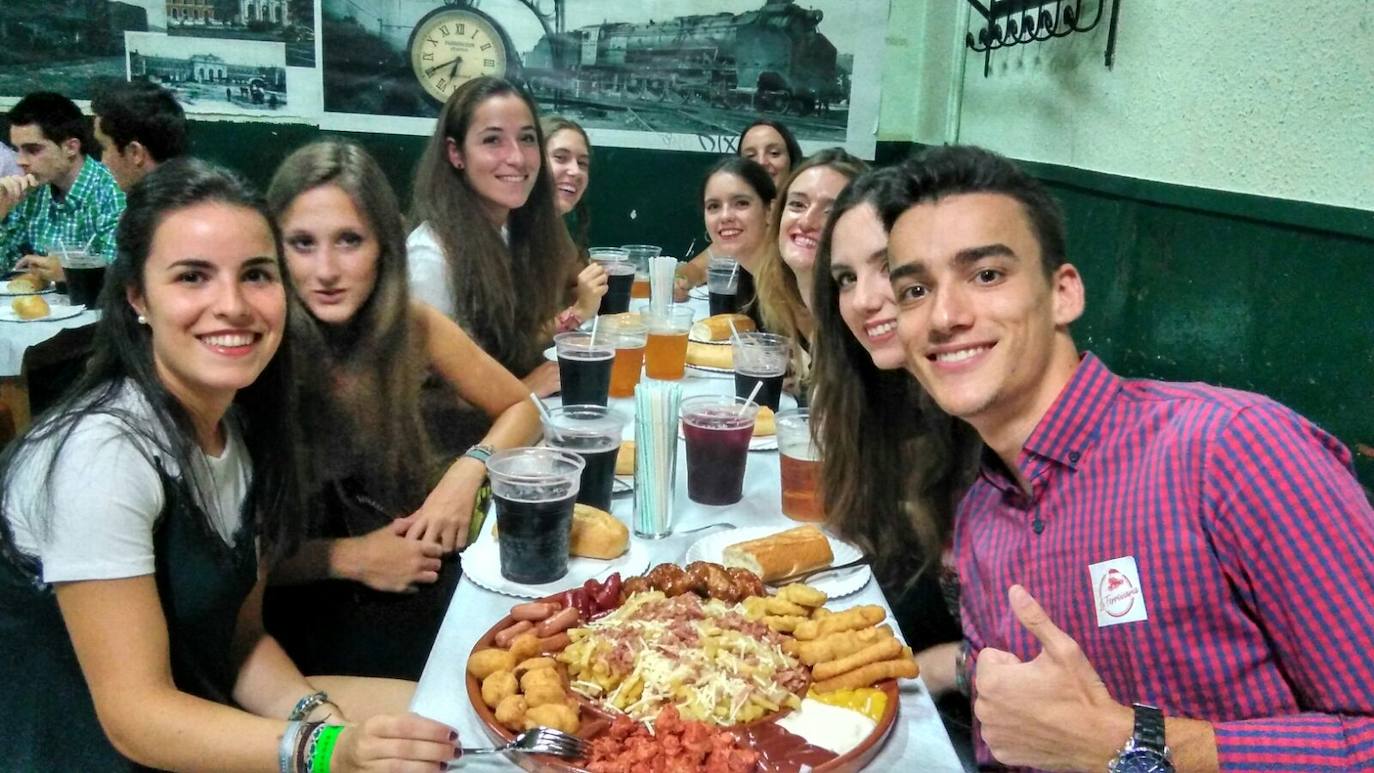 Una fiesta, en La Ferroviaria antes de la irrupción de la covid-19.