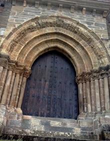 Imagen secundaria 2 - Arriba, el Camino a su paso por La Maragatería. Debajo, llegada a Sahagún, con el paso de los inmortales, monumento al rey Alfonso VI y al obispo Bernardo. Y a la derecha, puerta del perdón, en la iglesia de Santiago de Villafranca del Bierzo, donde los peregrinos obtenían indulgencias plenarias en caso de estar enfermos y no poder llegar a Compostela. 