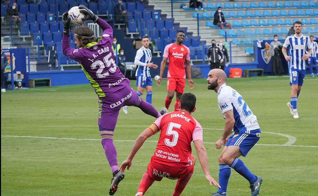 Caro atrapa un balón aéreo ante la presencia de un delantero rival. 