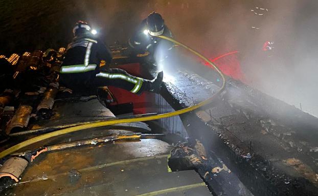 Intervención de los bomberos en la casa afectada por el incendio en la localidad roblana.