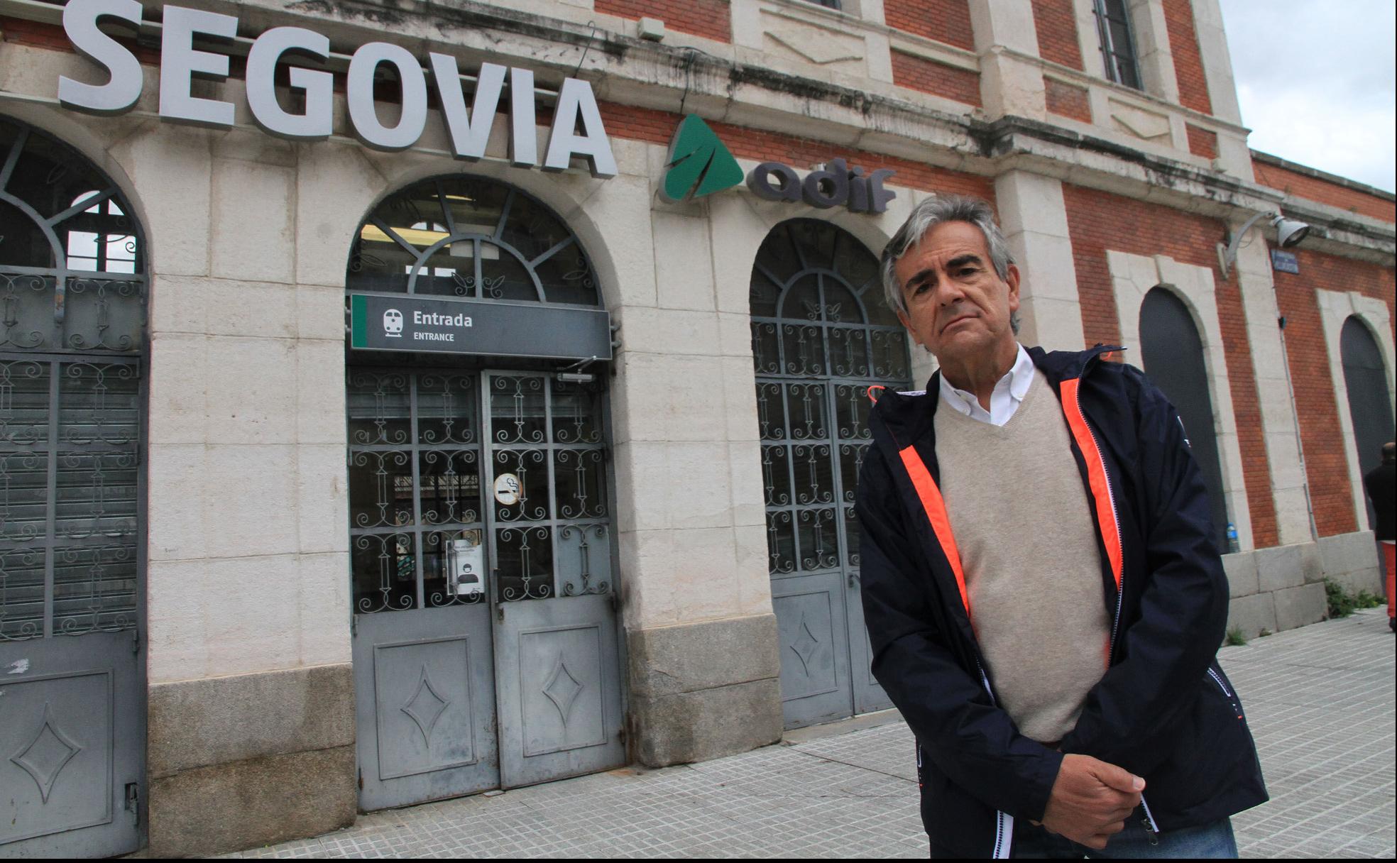 Javier García Municio, en la estación de Renfe en Segovia.