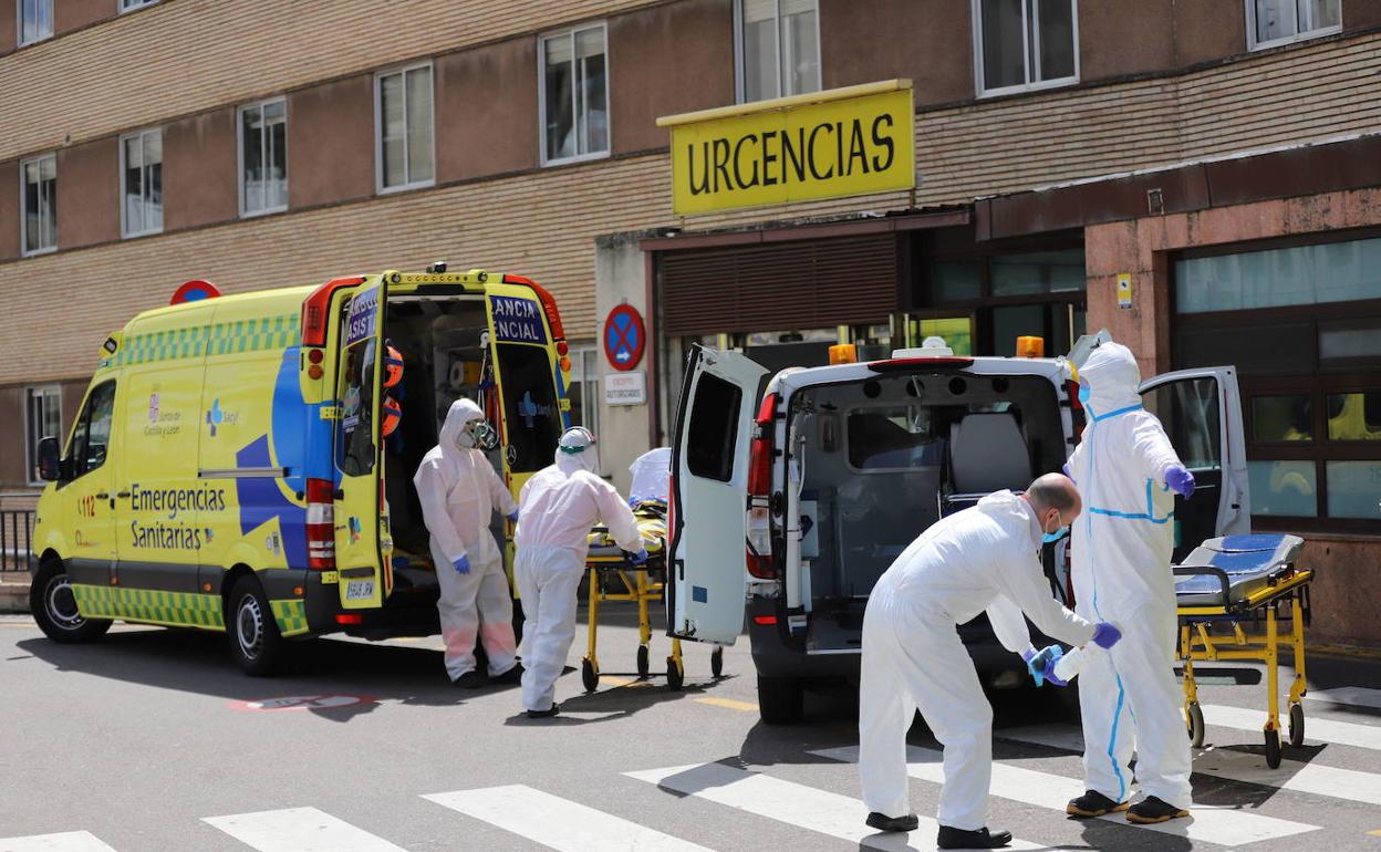 Sanitarios desinfectan sus epis en la primera ola de la pandemia. .