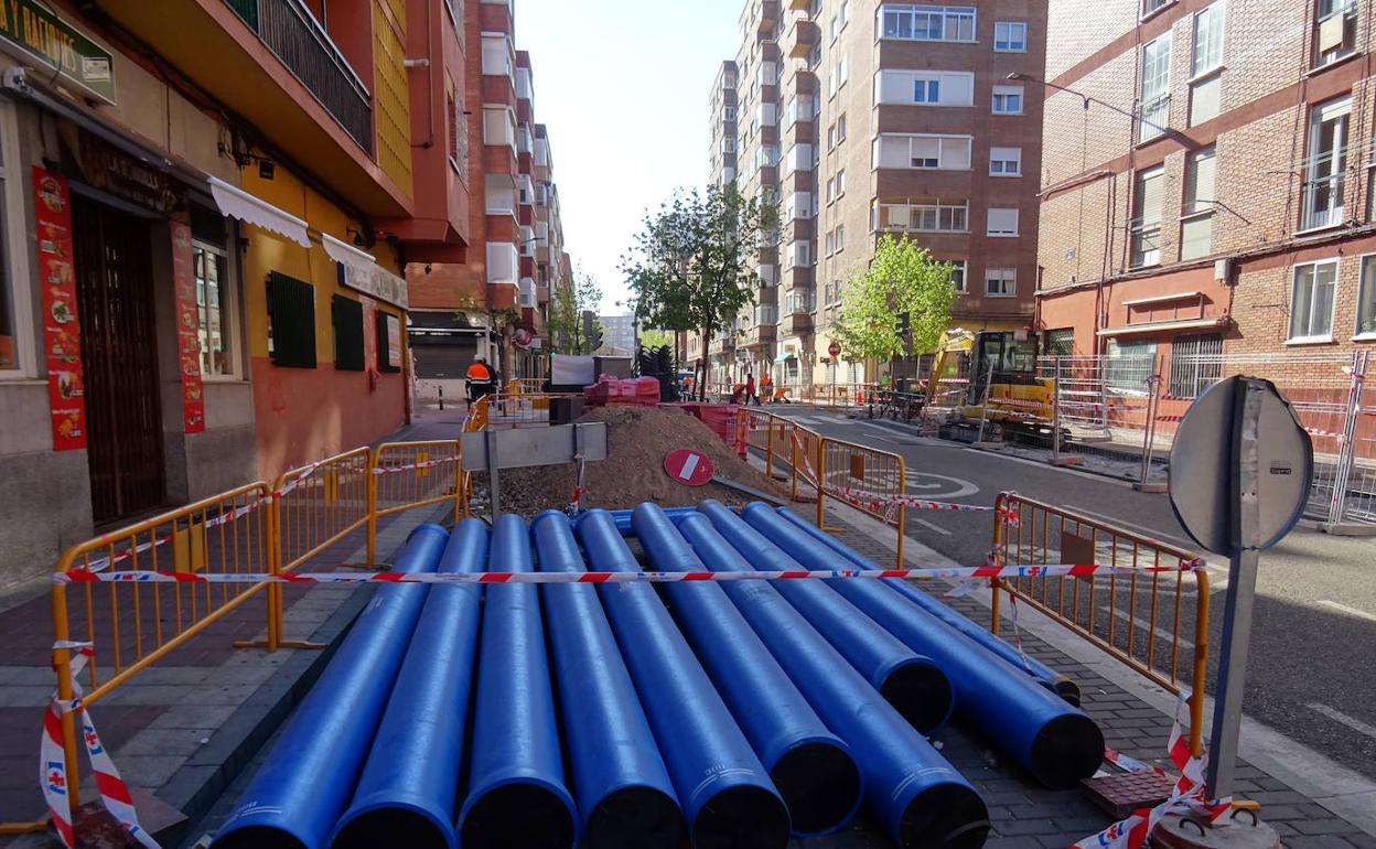 Las tuberías que se instalarán en el tramo de la calle Soto entre Portillo de Balboa y Moradas. 