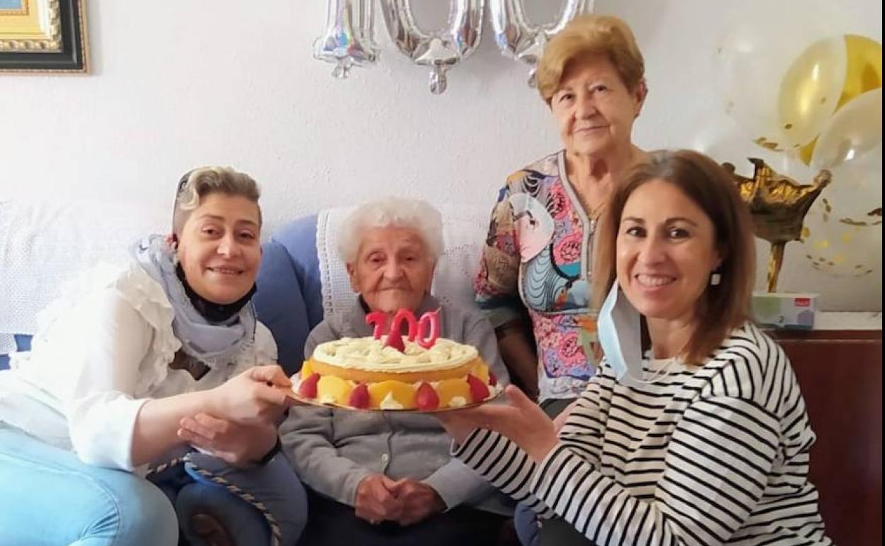 Tomasa con su hija Consuelo y sus nietas Lorena y Rocío. 