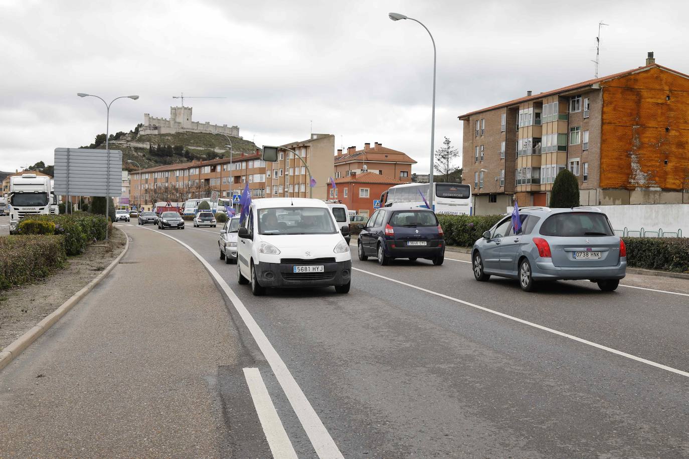 Los coches se echan a la calle para reivindicar la Autovía del Duero. 