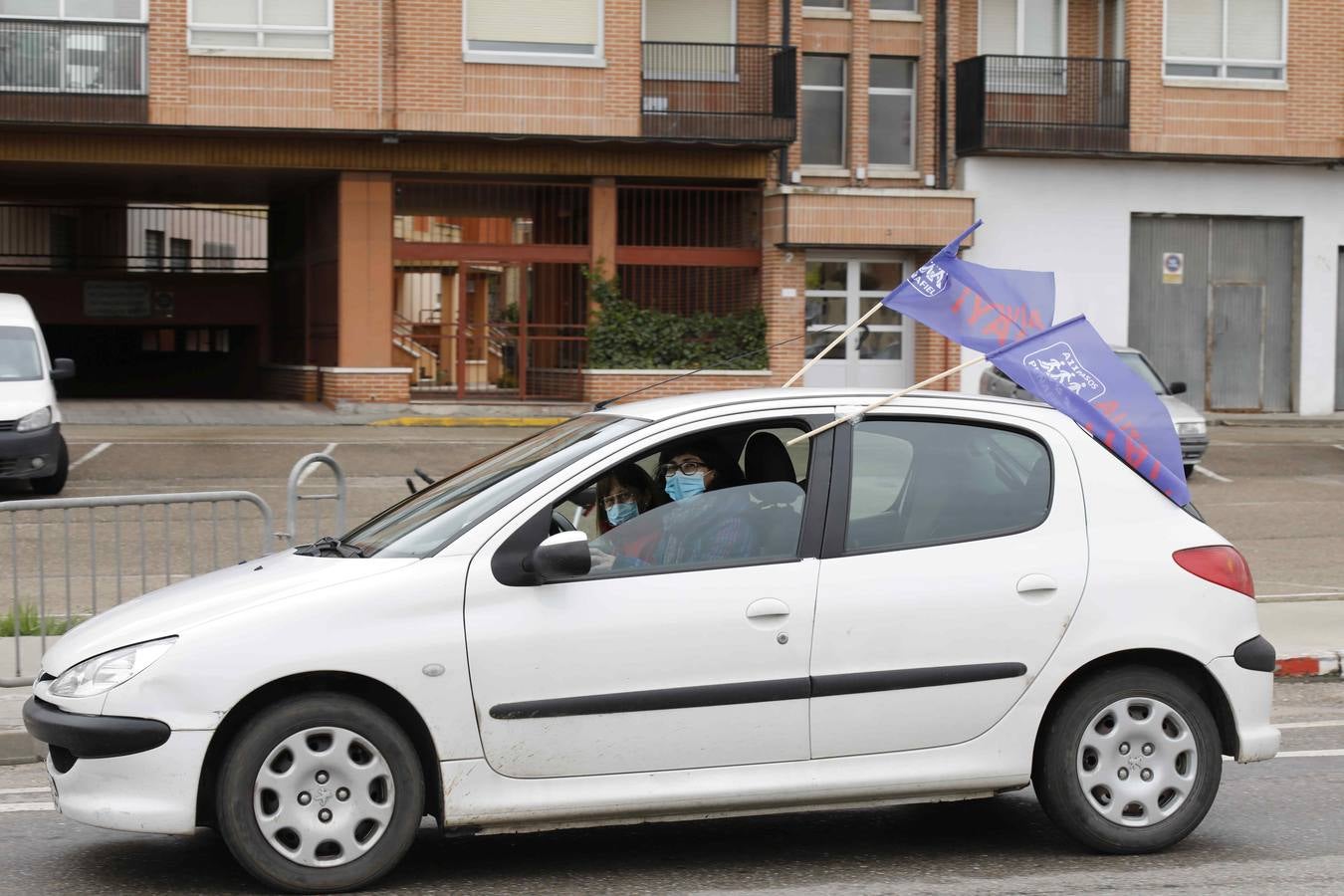 Los coches se echan a la calle para reivindicar la Autovía del Duero. 