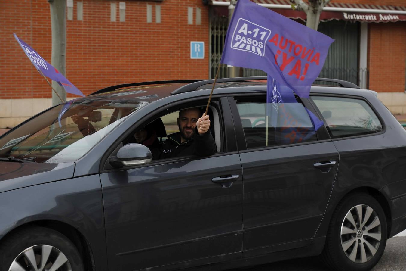 Los coches se echan a la calle para reivindicar la Autovía del Duero. 