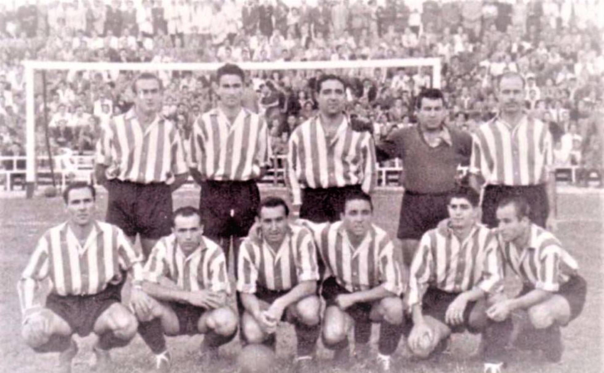 Formación del Granada en la temporada 1947-48, en la que partió como favorito al ascenso y pasó apuros para mantenerse en segunda división. Paco Lesmes, es el segundo de izquierda a derecha, de los que están de pié 