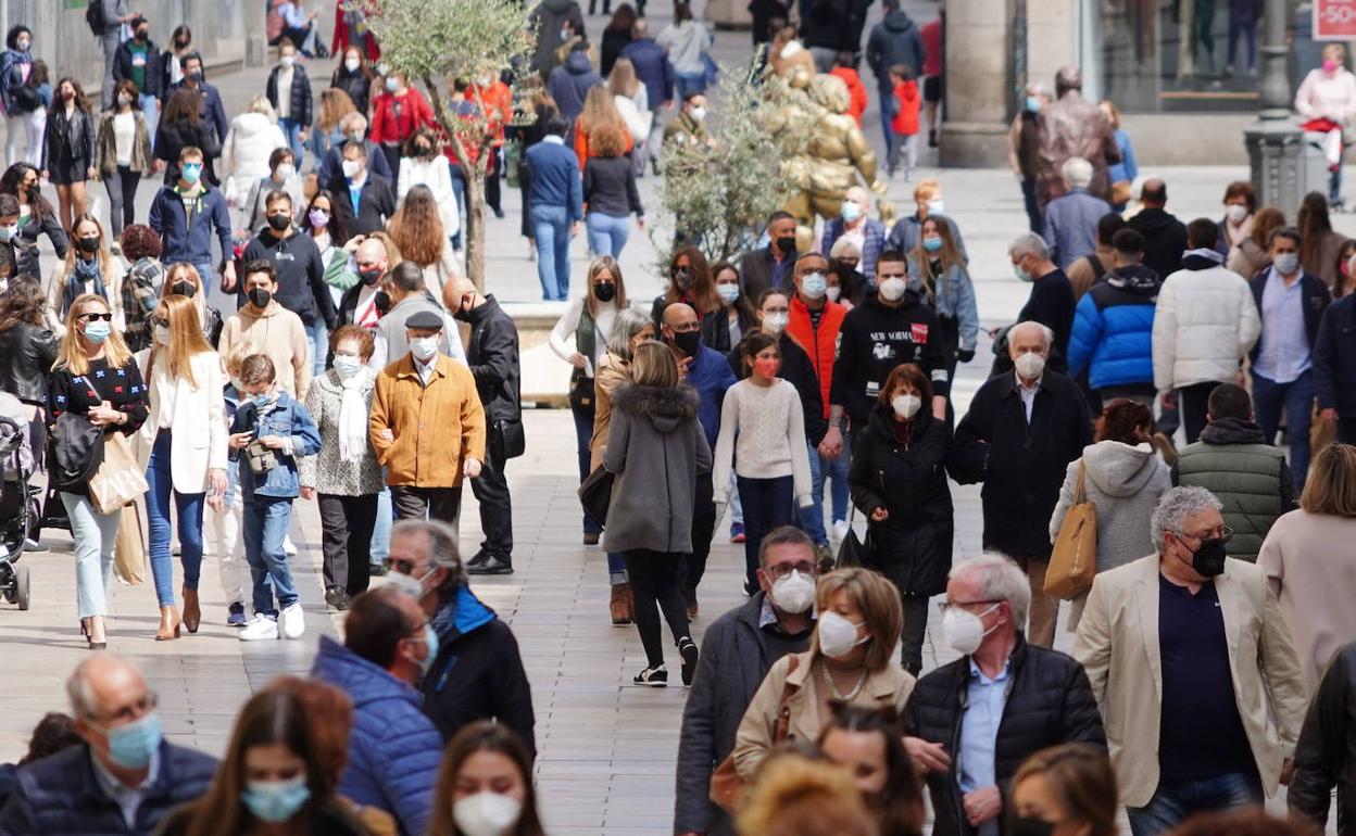 Numerosas personas por el centro de la ciudad