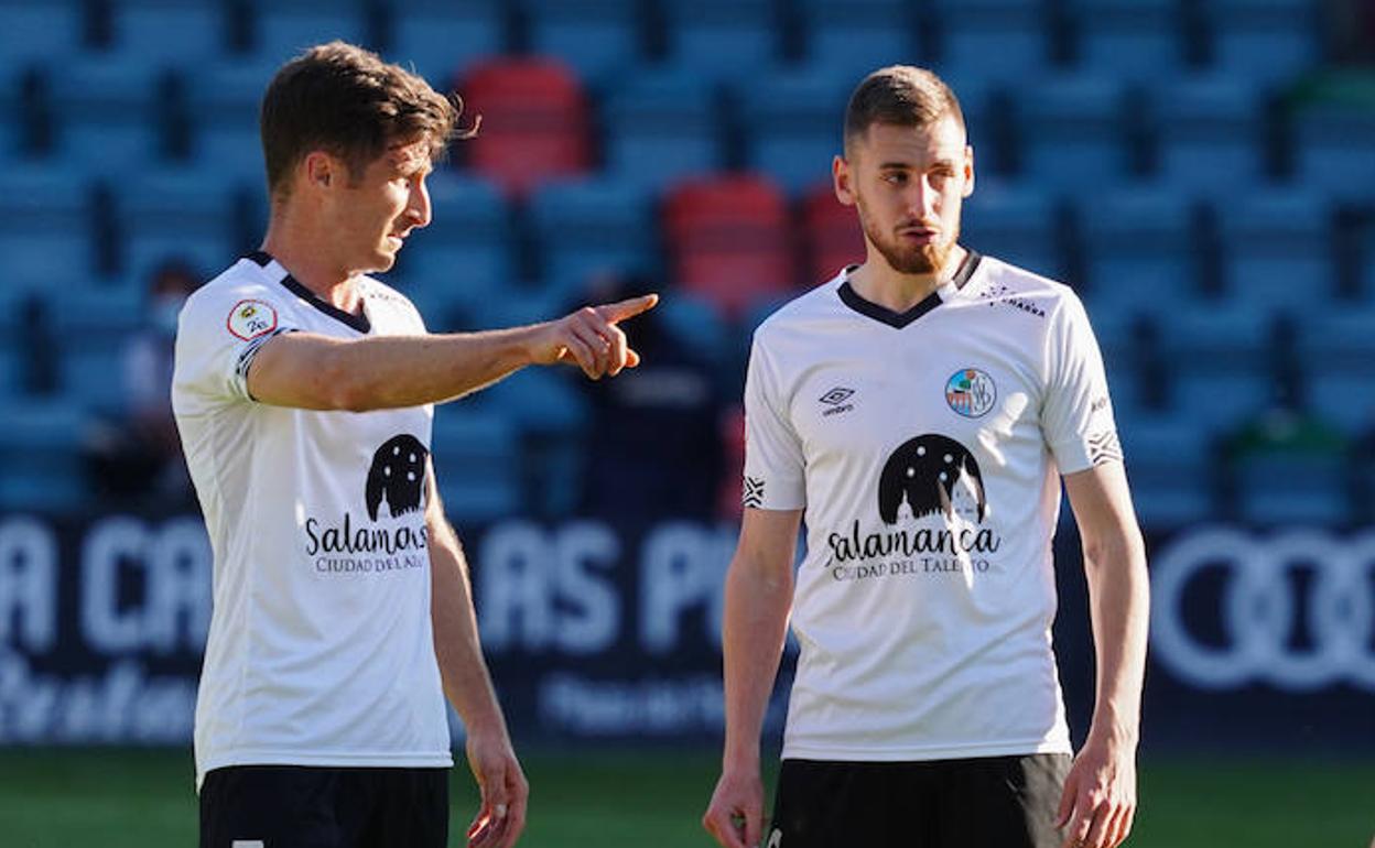 Fer Llorente y Sergio Molina, ante el Lealtad.