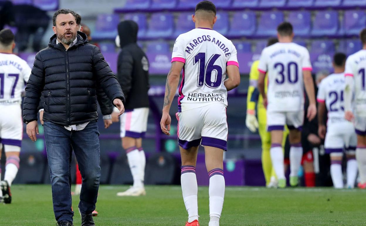 Sergio, a pie de campo, saluda a sus jugadores al término del encuentro. 