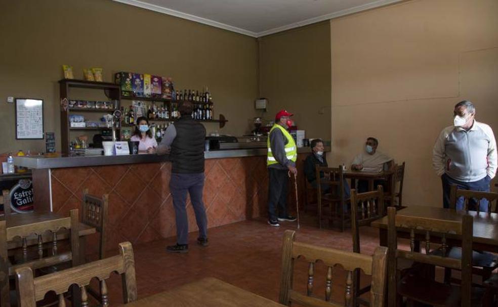 Interior del bar donde se dan cita los clientes en la localidad vallisoletana de Villalbarba. 