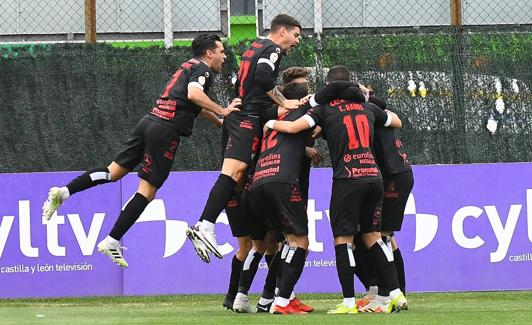Los jugadores del Zamora celebran el gol de Piña. 