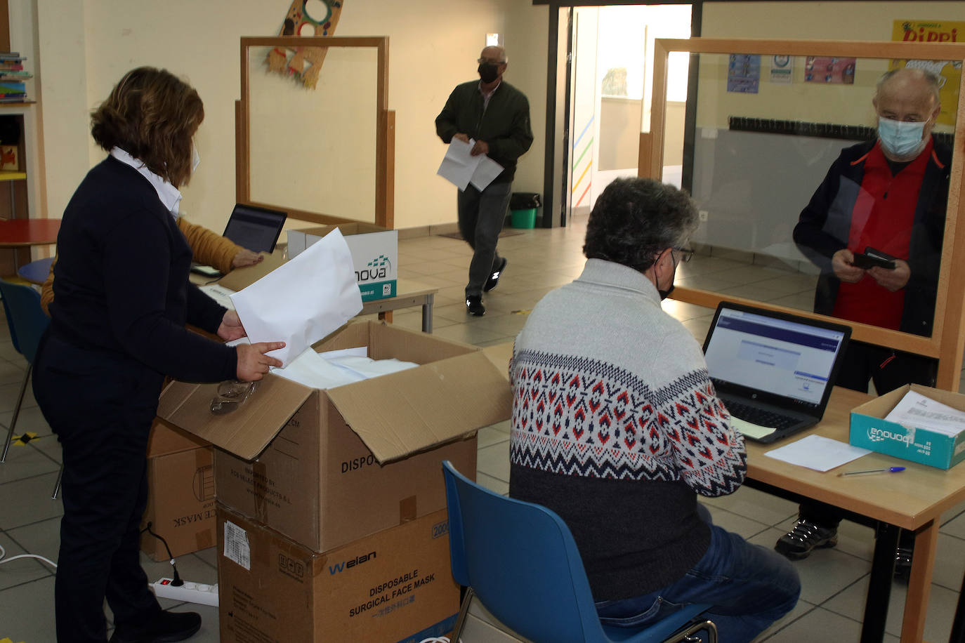 Reparto de mascarillas en Segovia 