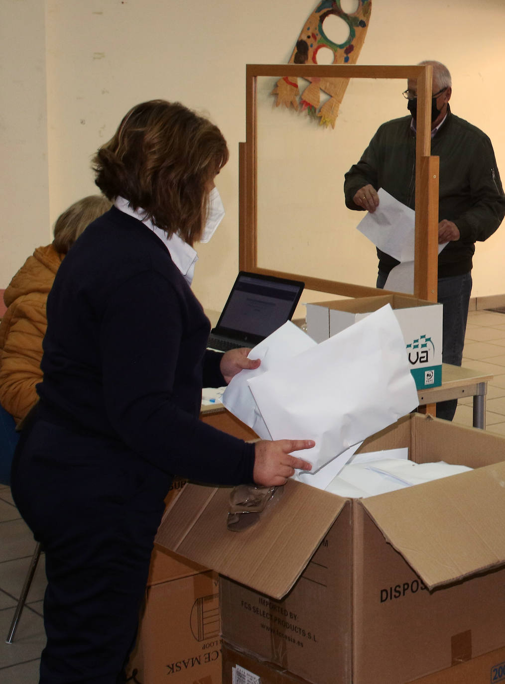 Reparto de mascarillas en Segovia 