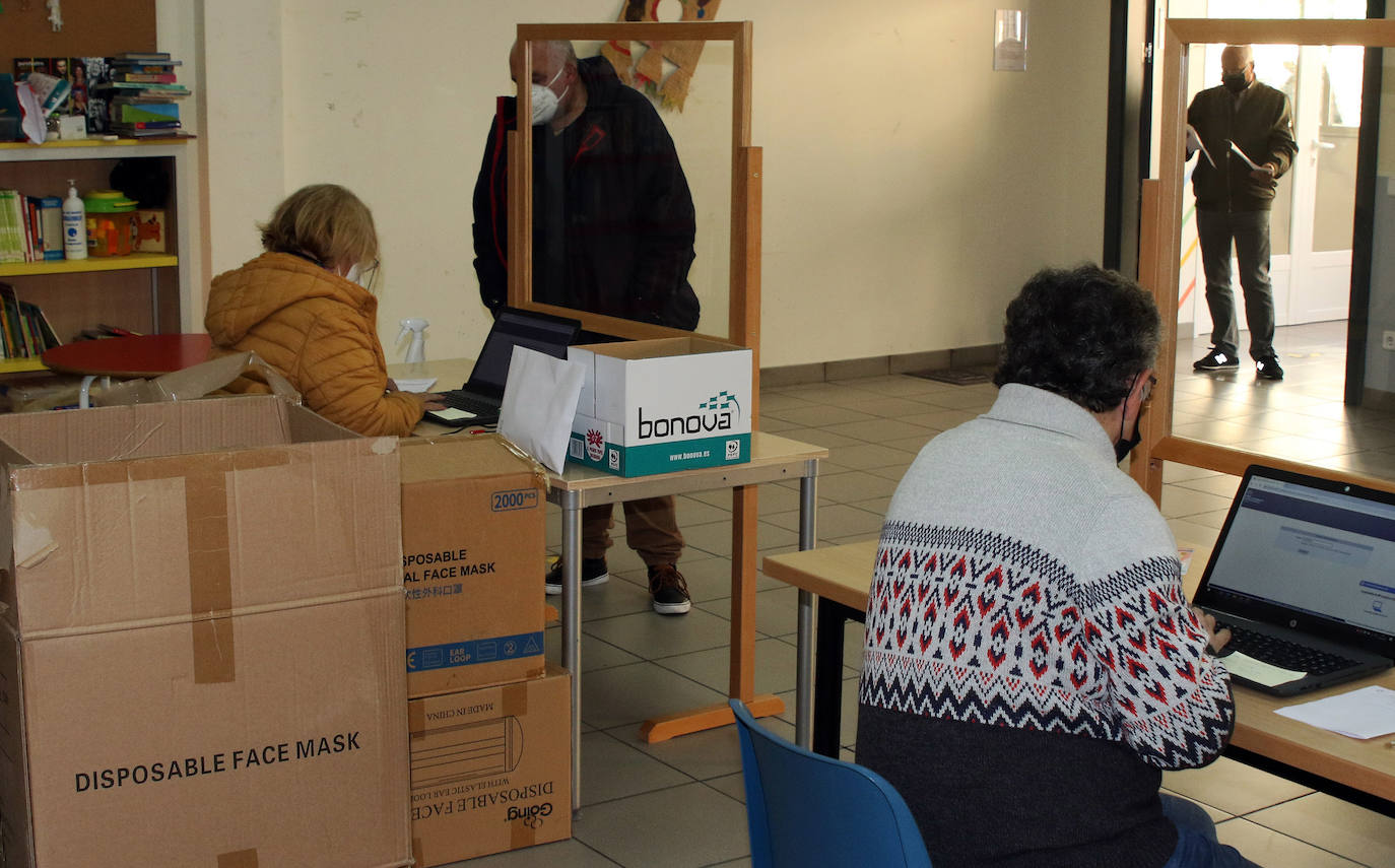 Reparto de mascarillas en Segovia 