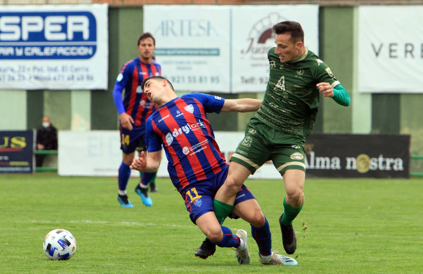 Jugadas del encuentro entre la Segoviana y el Astorga.