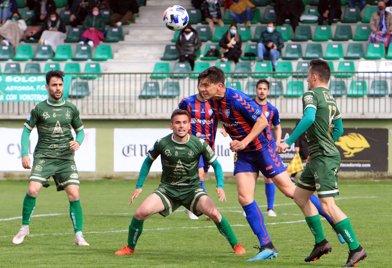 Jugadas del encuentro entre la Segoviana y el Astorga.