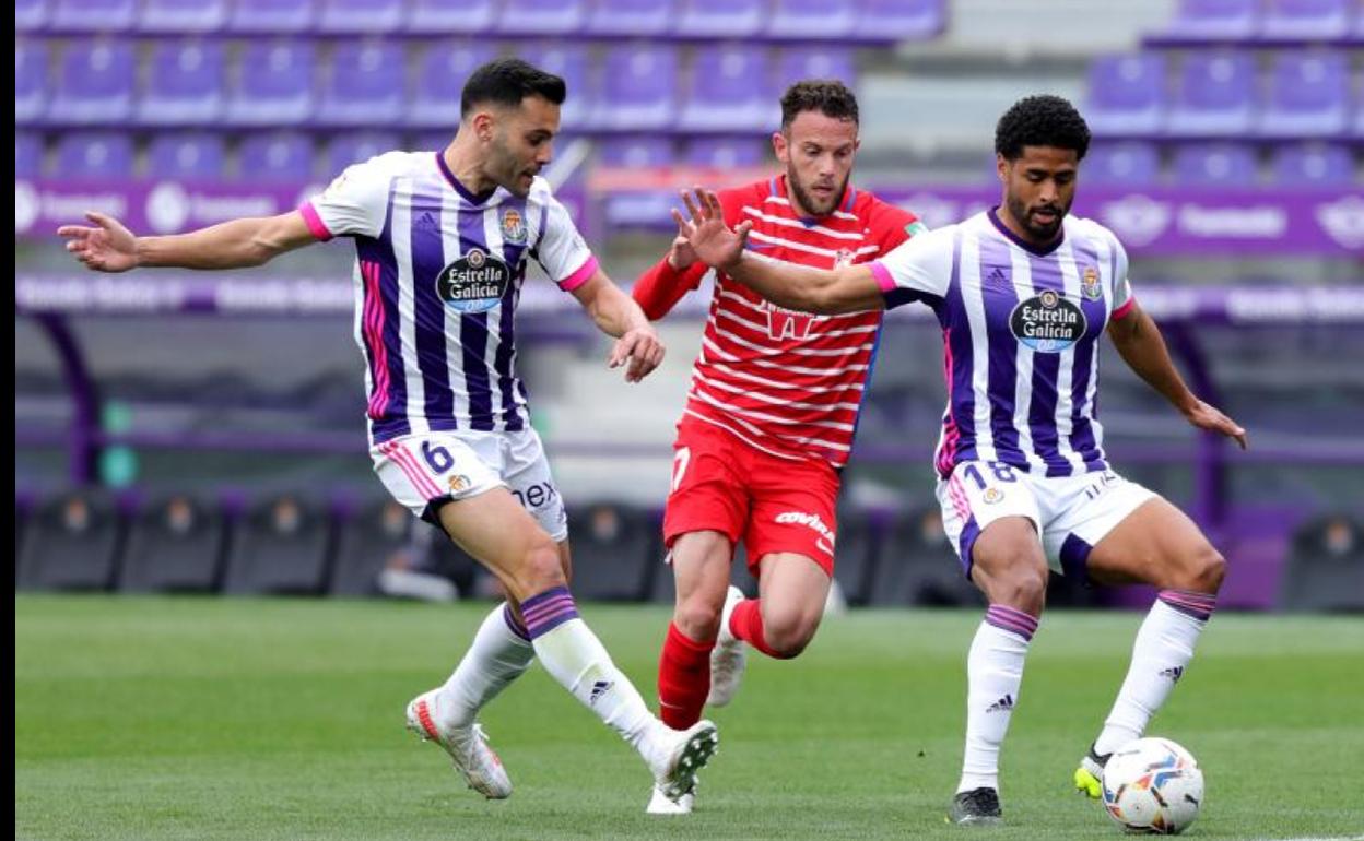 Janko (derecha) protege el balón ante Quini y su compañero Bruno González el pasado domingo en el Real Valladolid-Granada