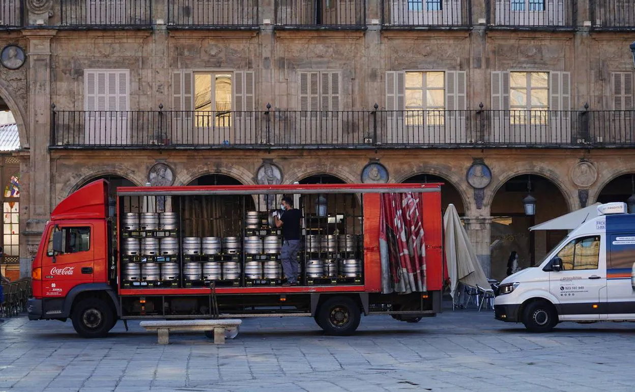 Trabajos de carga y descarga en la Plaza Mayor de Salamanca