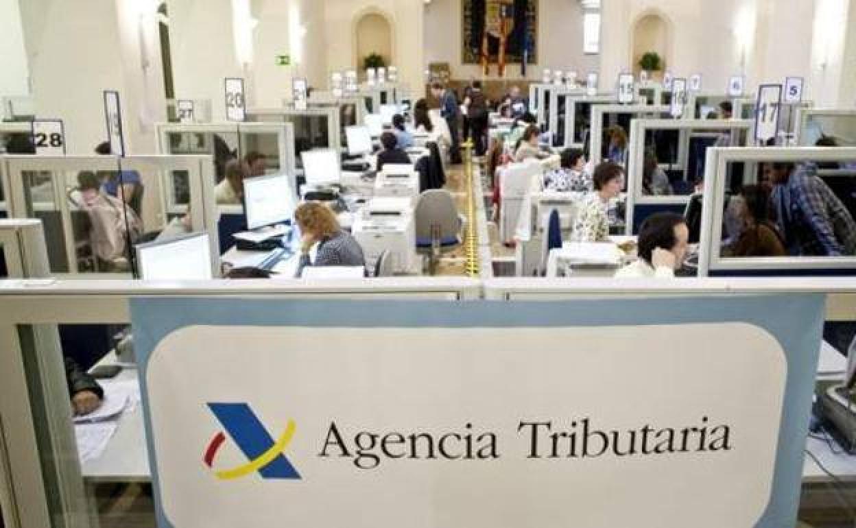 Empleados en una oficina de la Agencia Tributaria