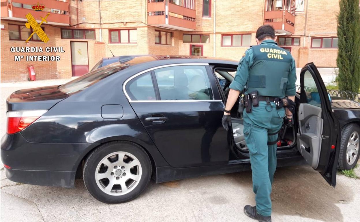 Registro del coche por un agente. 