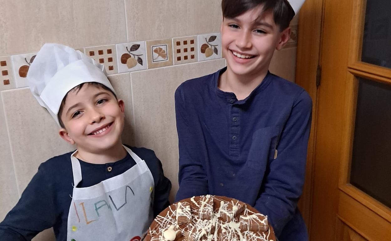 Adrián e Izan, con su elaboración. 