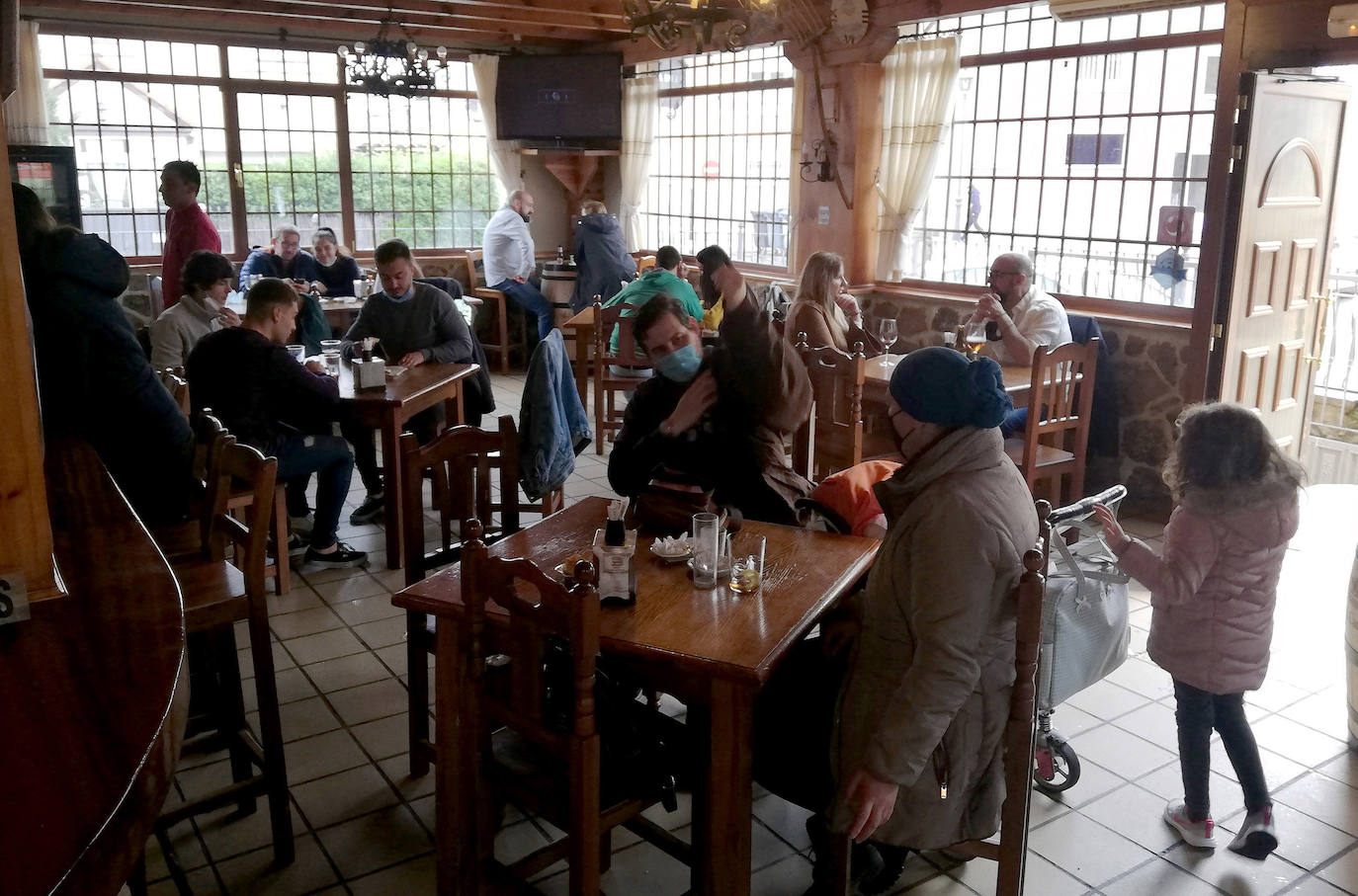 Interior de un bar de Palazuelos de Eresma, este domingo.