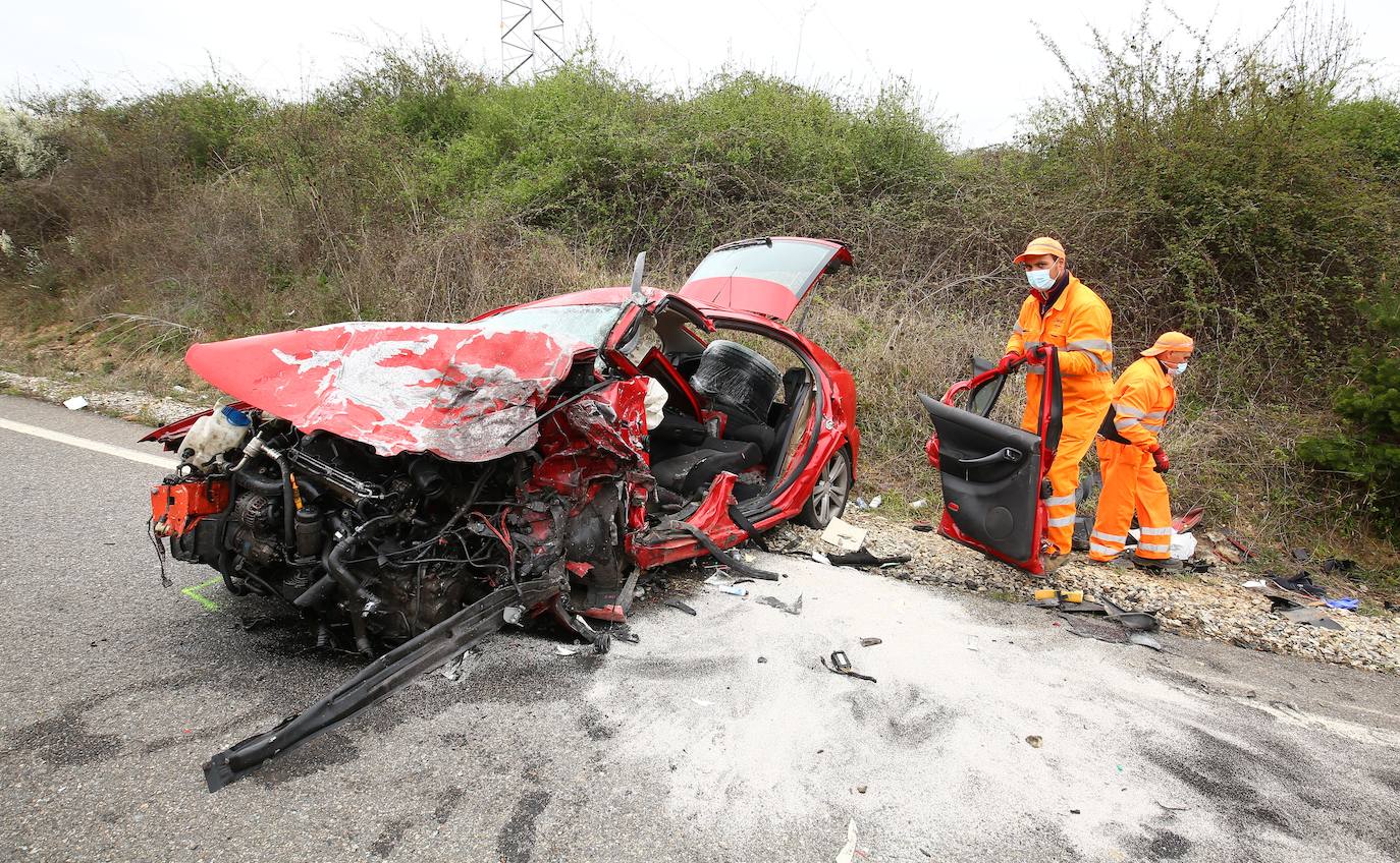 Imagen del accidente entre dos turismos en Rodanillo (León).