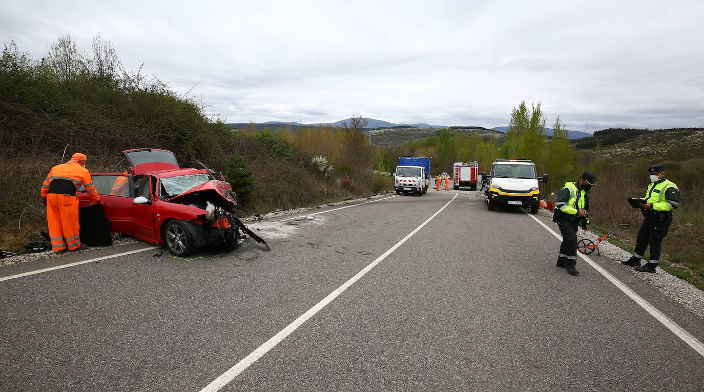 Imagen del accidente entre dos turismos en Rodanillo (León).