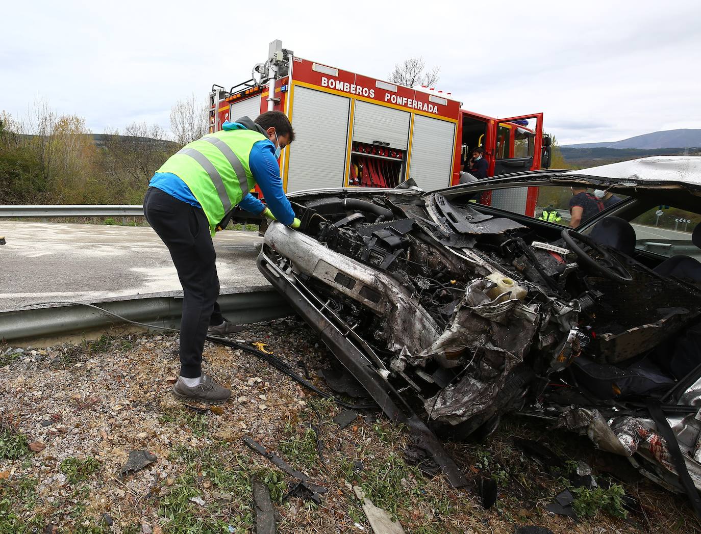 Imagen del accidente entre dos turismos en Rodanillo (León).