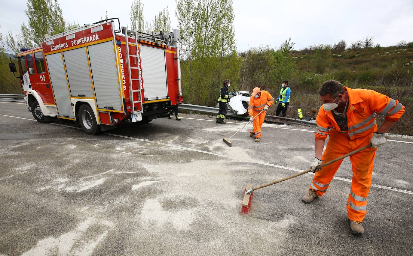 Imagen del accidente entre dos turismos en Rodanillo (León).